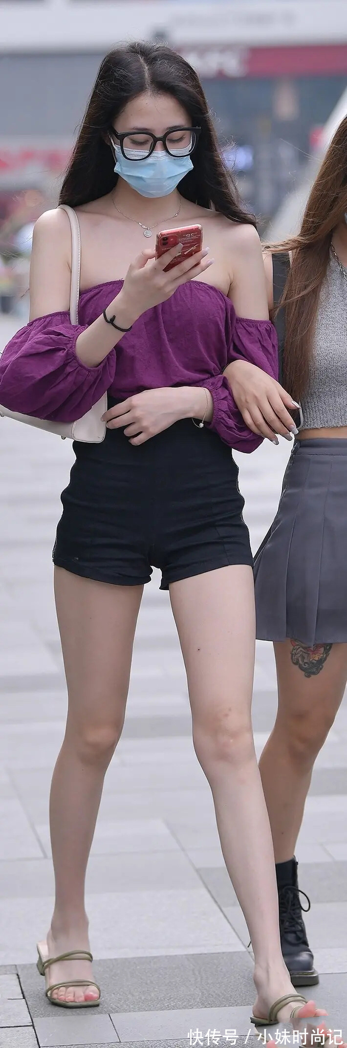 大长腿|街拍:小姐姐身穿紫色衬衫搭配黑色短裤,青春无限,小蛮腰更是相当吸睛