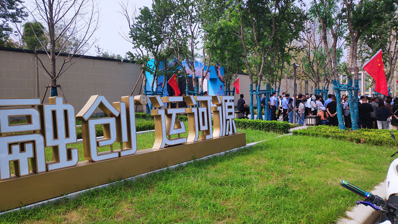 交付|楼市黄金眼丨黄金周第一天,融创运河源售楼部因业主维权关停