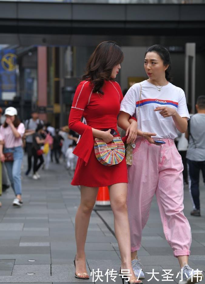 短裙|美女街拍:怎么会有如此清新脱俗的美女,好想给她买杯奶茶,带回家有面子