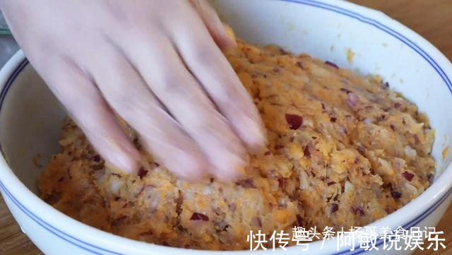 多吃洋葱对身体好,加俩土豆这样做,每次上桌都扫光,外焦里嫩香