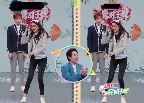 表情|關曉彤穿緊腿褲趴地上玩游戲，誰注意身后男嘉賓的表情？眼都看直了