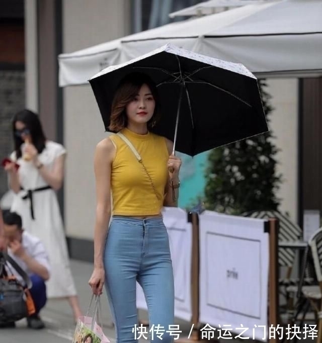 时尚|时尚街拍成熟的小姐姐一身粉嫩装扮,紧身牛仔裤笔直修长