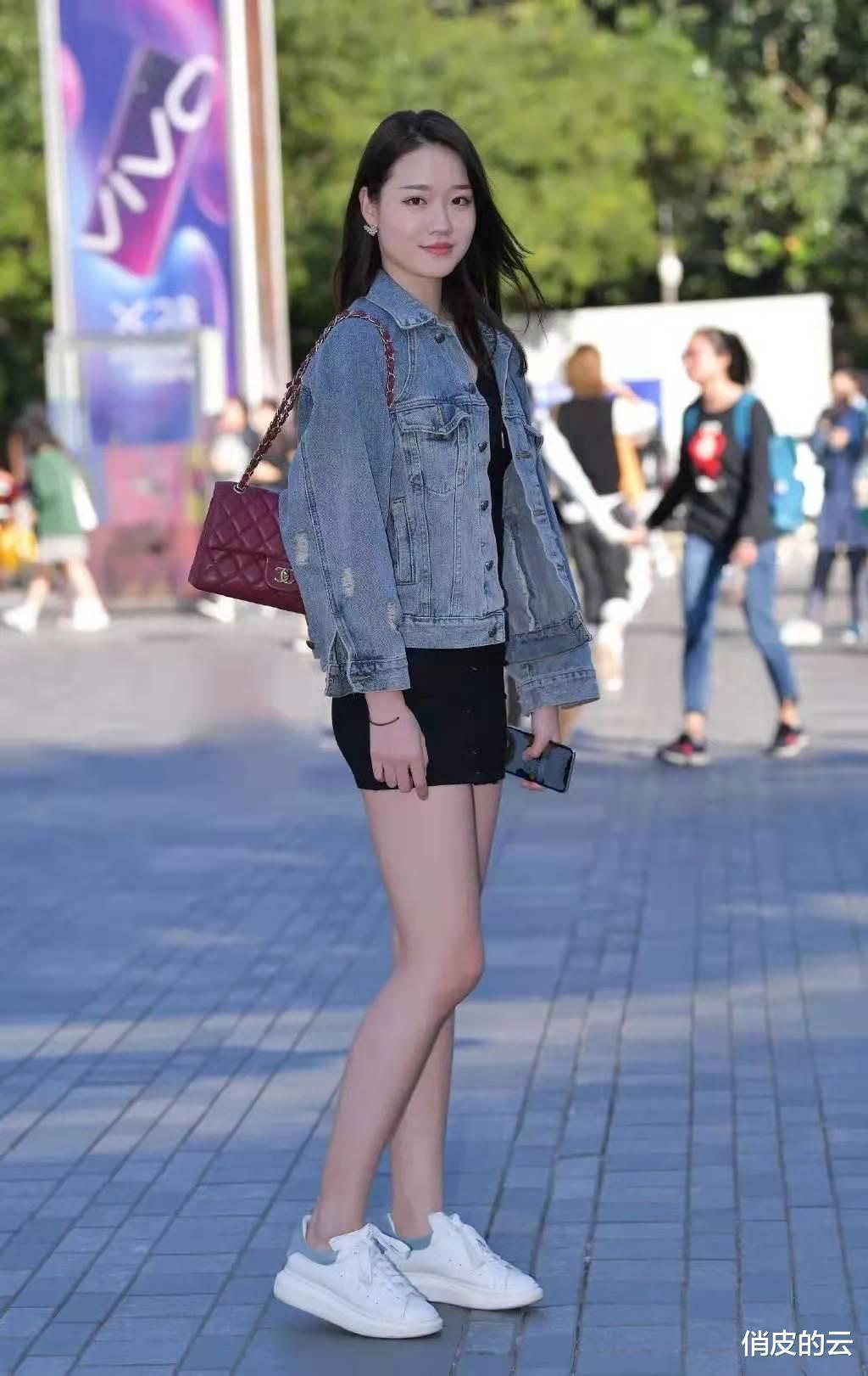 时尚|牛仔外套搭配黑色连衣裙,减龄又不失成熟魅力,个性十足