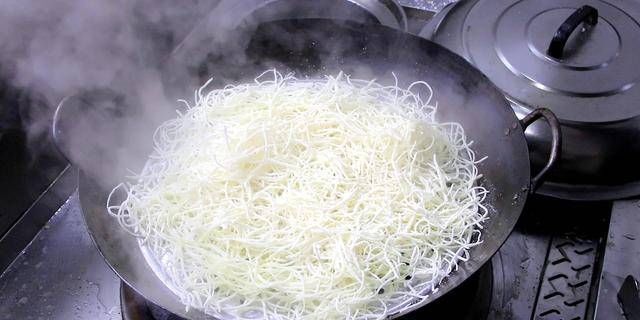 软硬兼施|蒸土豆丝的做法,学习这个方法,使土豆根软硬兼施