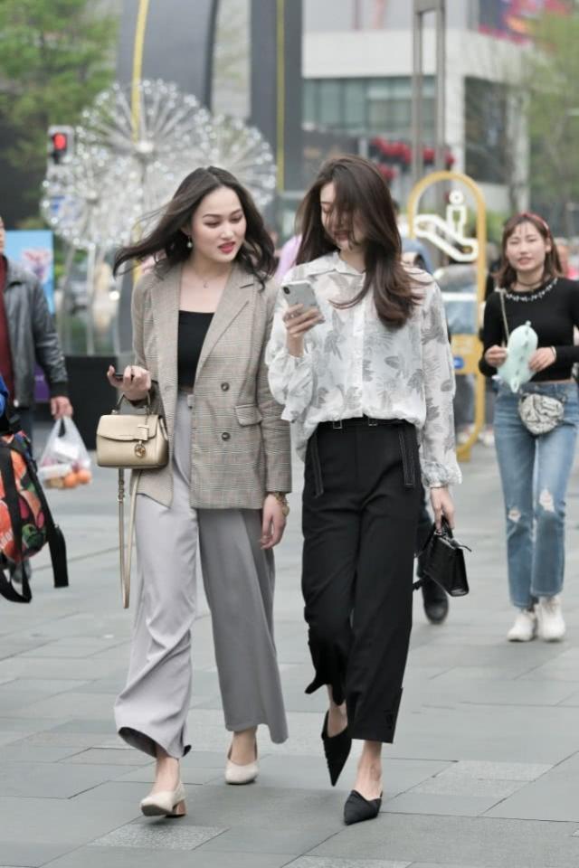 街拍：精心打扮一番的美女，墨绿色连衣裙清新靓丽，更显女神风范