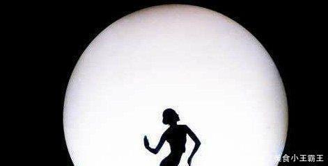 生活|20年来没剪过指甲,私人问题需要别人伺候她过着慈禧般的生活