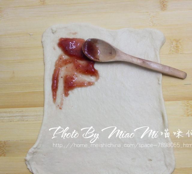 填料|草莓酱毛毛虫,柔软可口的草莓酱毛毛虫面包,超级好吃