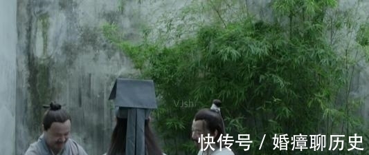 状元@老伯出上联:茶饮客吞杯中月,神童巧对下联,围观群众拍手称赞!