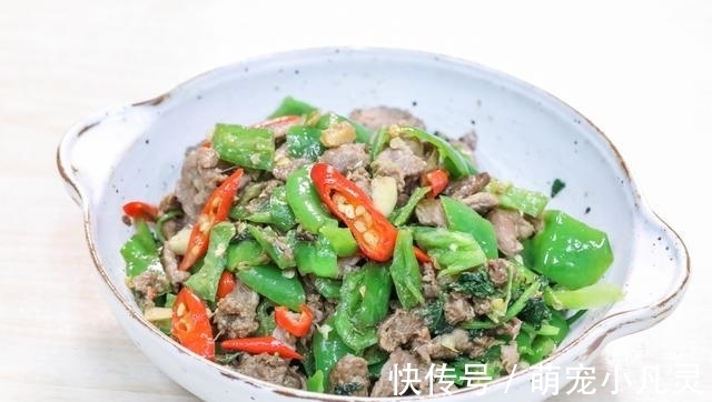 老家来亲戚，花两百多块钱做了11个菜招待，大伙吃了一锅米饭