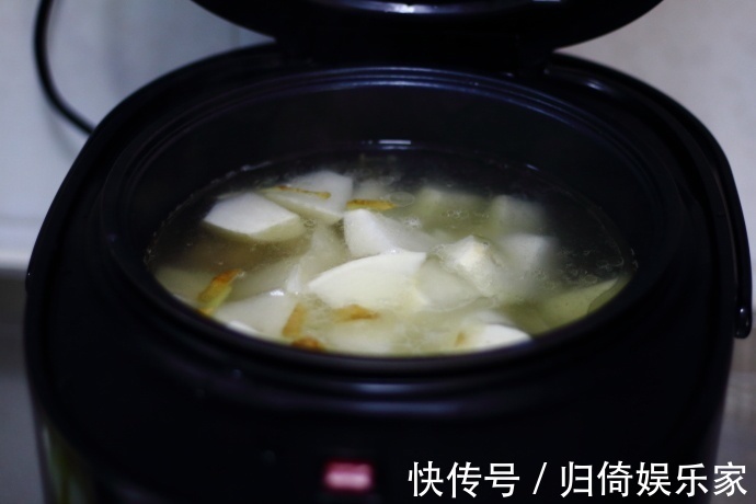 寒冷天炖一锅排骨萝卜汤，做法简单，味道鲜美，家人喝了开胃顺气