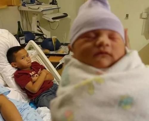 儿子当众“斥责”父母偏心妹妹，看清妹妹脸后，网友：不偏心都难