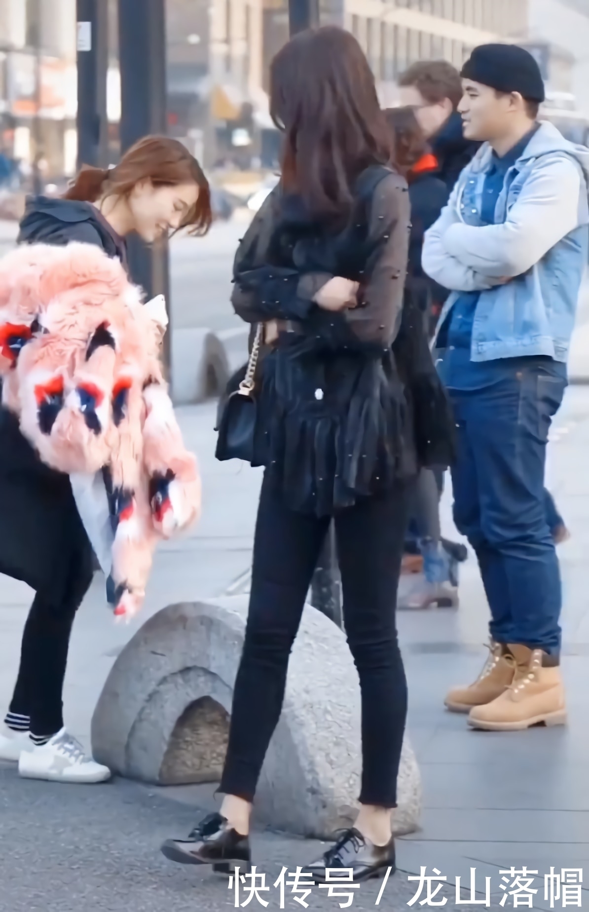 小姐姐为了拍视频,在寒风中只穿一件衬衫,没想到鞋子亮了