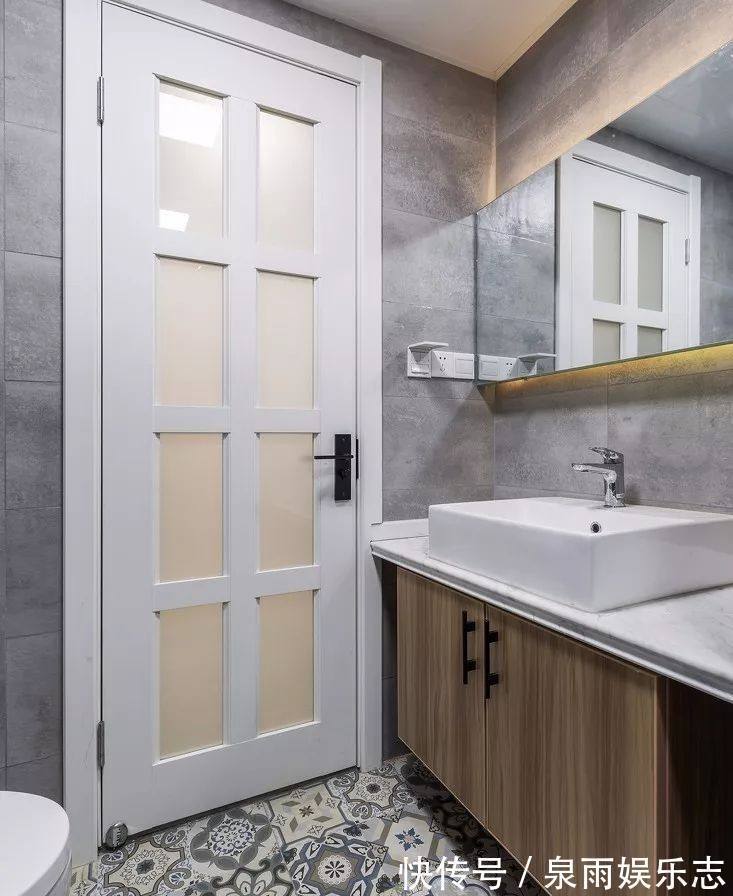 马桶|卫生间布局装错影响很大！一人在里边上厕所，全家人在外等着洗漱