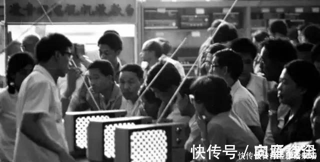 老照片#历史老照片80年代老百姓下饭馆,手纸还在论斤卖