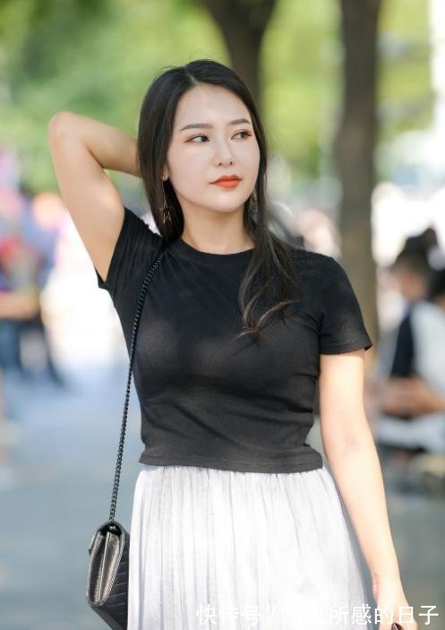 纱裙 黑色简单T恤搭配白色纱裙,优雅从容,貌美如花!