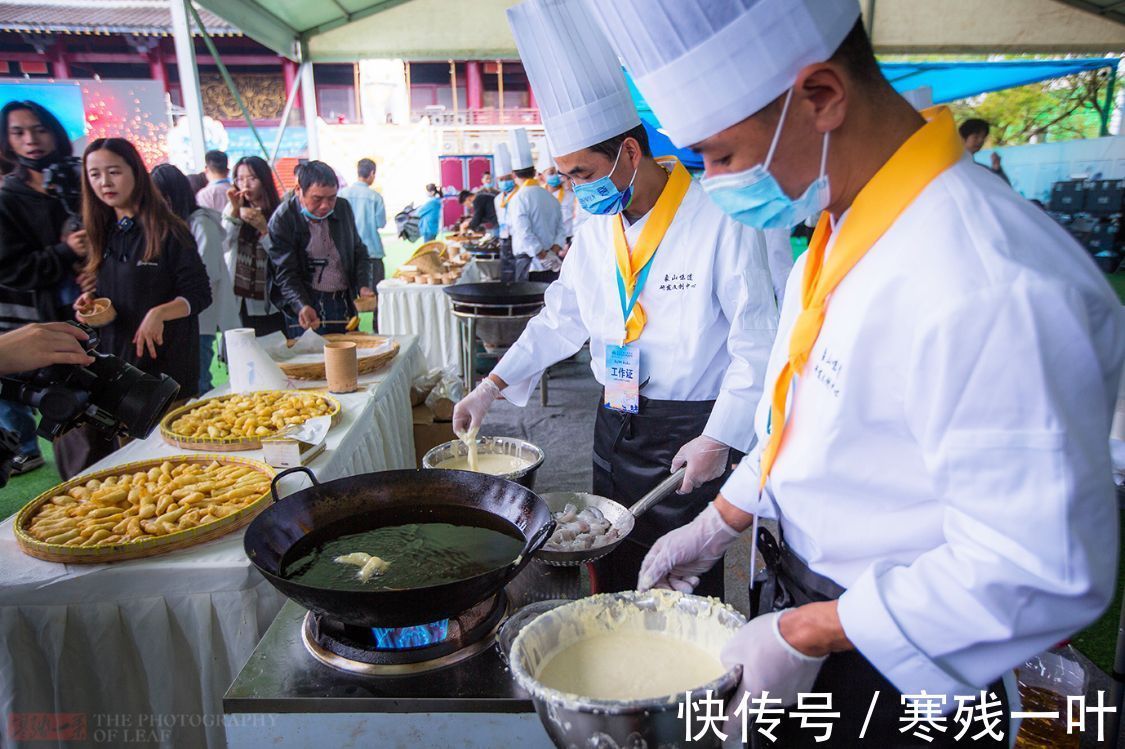 游客|浙江象山人真阔气！肥美的海鲜用簸箕装，游客可以免费吃