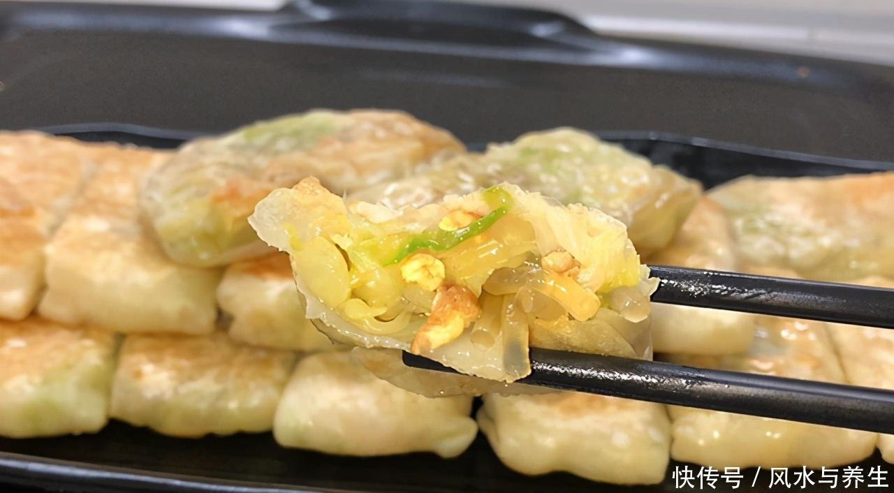 包菜别总炒着吃,试试这种新吃法,皮薄馅大,酥脆解馋易操作