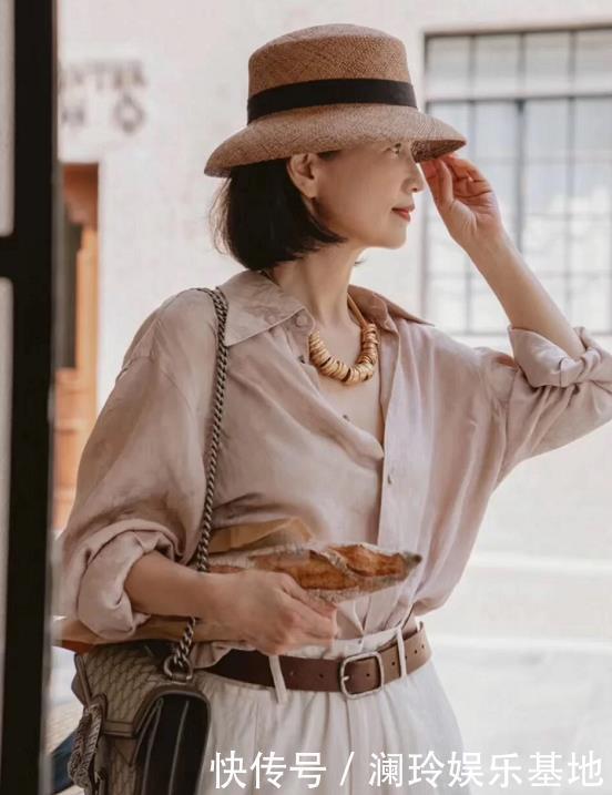 lily 年近60岁却美得优雅,这位中老年妈妈的“气质”穿搭,真值得学