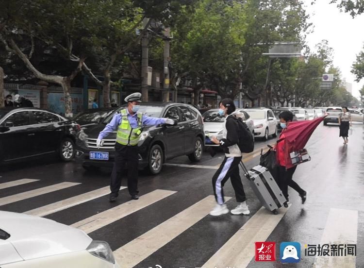 即墨|开学首日遇下雨 青岛即墨交警开启“护学”模式