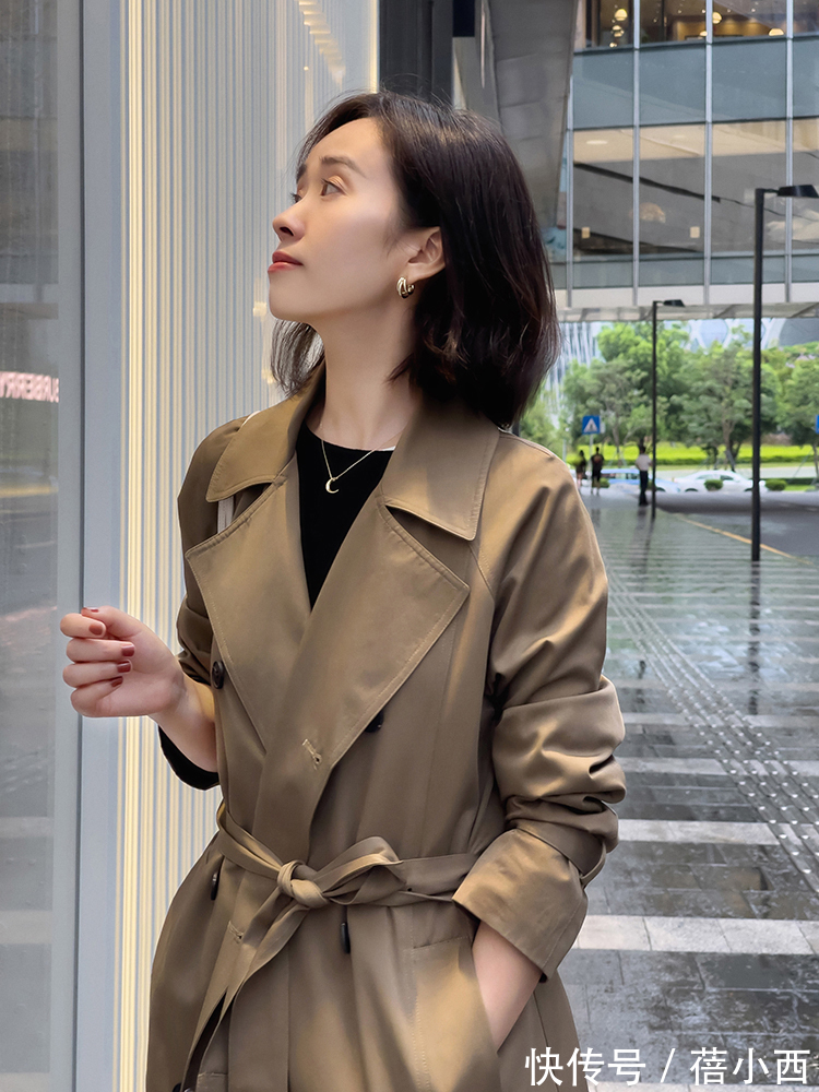 穿搭|秋天建议中年女性多穿“风衣”,搭配阔腿裤、半身裙,显瘦又显高