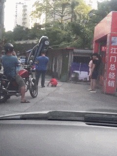 |搞笑GIF：本想给女友一个惊喜，没想到遇到了丈母娘