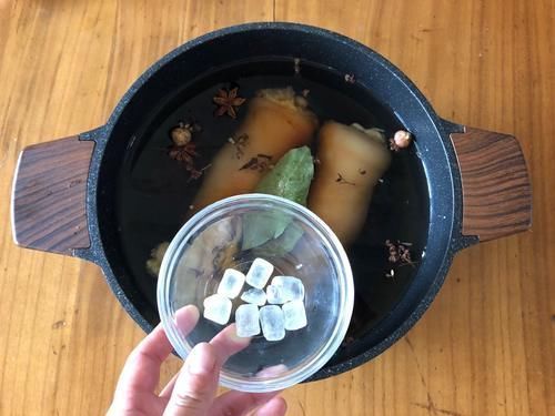 焯水|给猪蹄去腥，有人用姜有人用料酒，告诉你正确方法，做完太香了