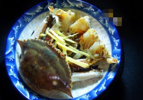 梭子蟹别再清蒸水煮了,加2个鸡蛋蒸蛋羹,汤鲜味美,别提多好吃