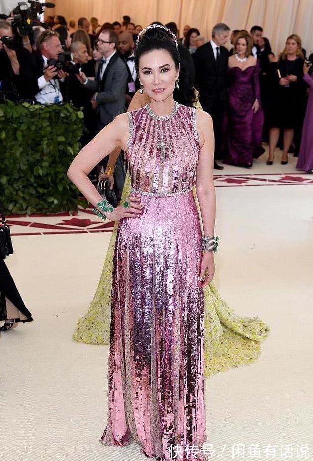 身材|邓文迪优雅亮相,穿薄纱亮片裙身材纤细,手拎“金盒”有名媛气场