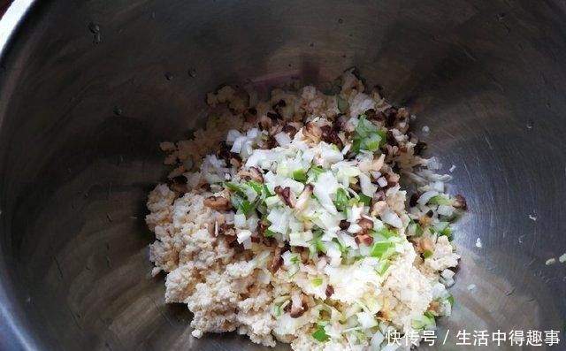 豆腐创意吃法,鲜香下饭,比肉还受欢迎,上桌孩子抢着吃!