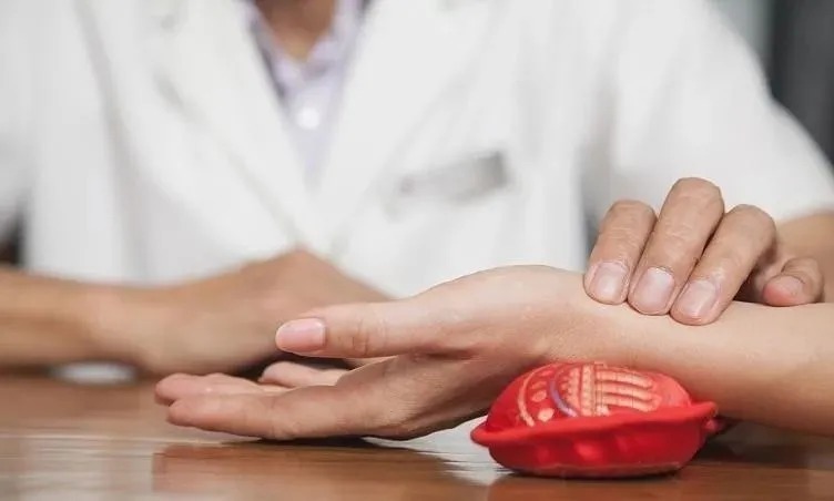 不安腿综合症,怎么办?赶紧试试这个方法,