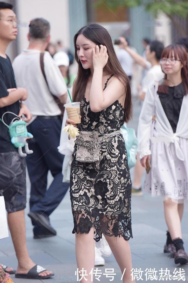 黑色和白色叠层的连衣裙,有层次感,穿上很高级