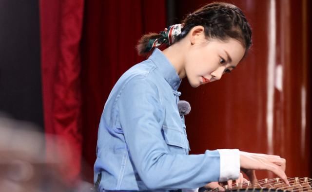 苗苗意外现身《跑男》，郑恺瞬间耳朵发红，baby反应却懒得装了