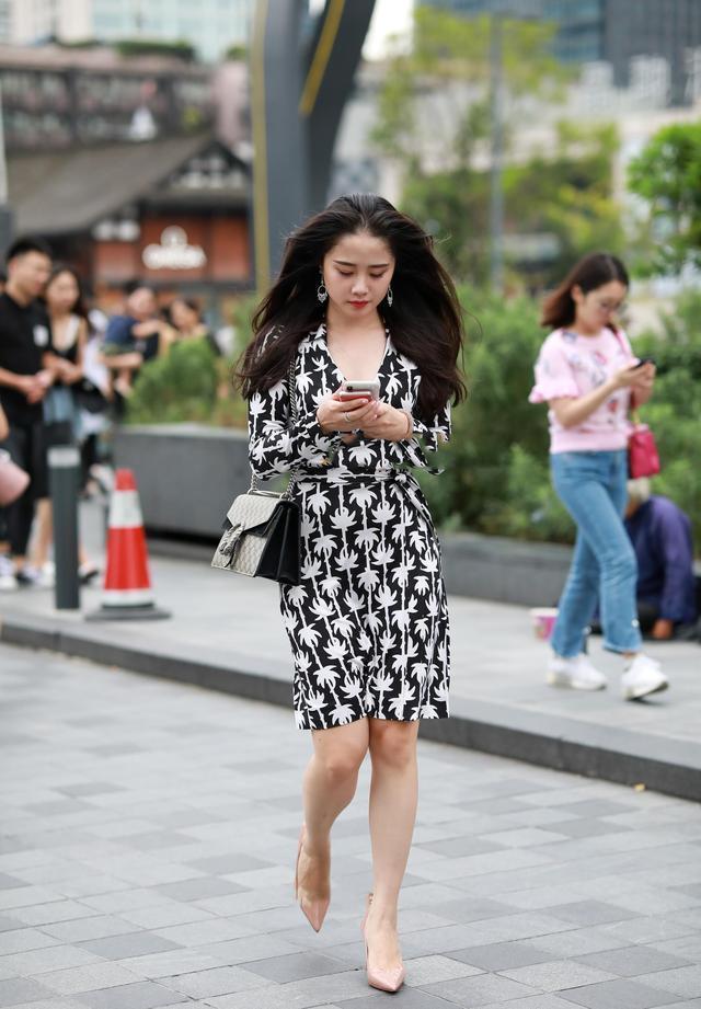 女人味|身材高挑的小姐姐，时尚大气，长发飘逸很有女人味