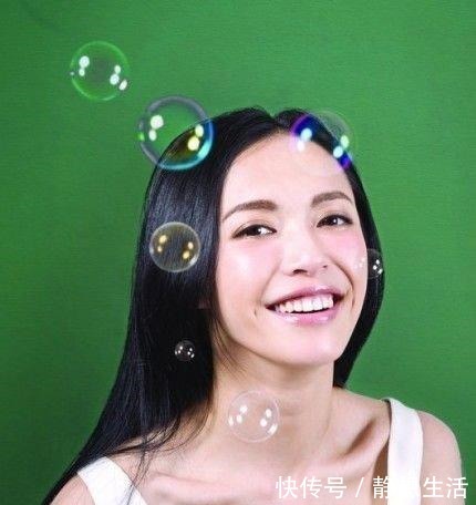 颅顶 最容易出美女的中分发型,为啥你梳不好看教你4招,氛围感拉满!