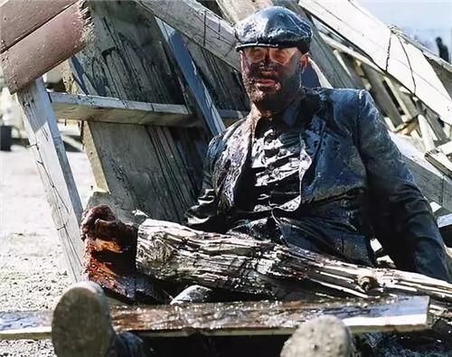 裹成|1.4万吨糖泄漏,人像蚂蚁一样被裹成“琥珀”,21人不幸遇难