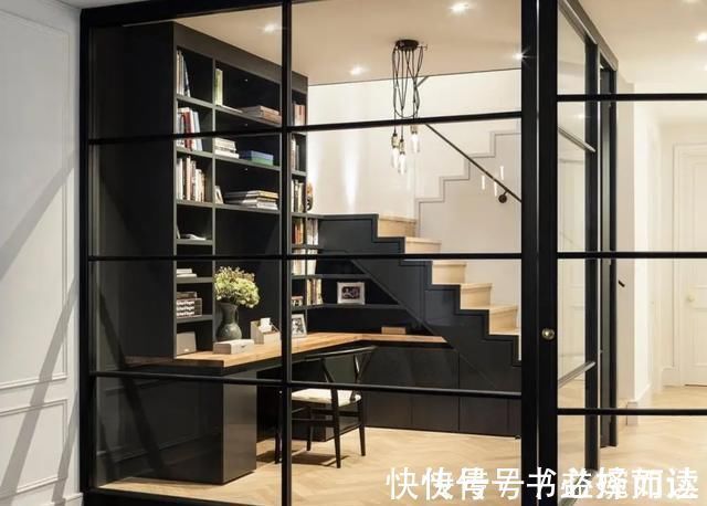 书房|楼梯下空着,如今越来越多人都直接改成书房,不要1㎡却实用多了