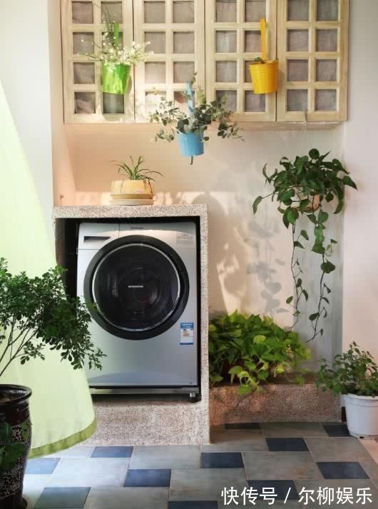 洗衣台|头一次见阳台这么装修,既可以晾衣服又能当景观台,感叹太聪明了