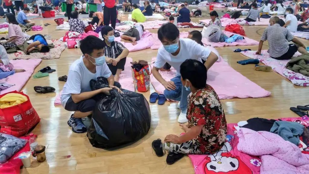 志愿者|湖南25名大学生在河南社会实践时遇暴雨，就地当志愿者参与救灾