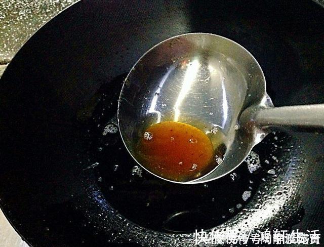 炒糖色时，别直接放白糖，记得多加这一步，又红又亮不粘锅