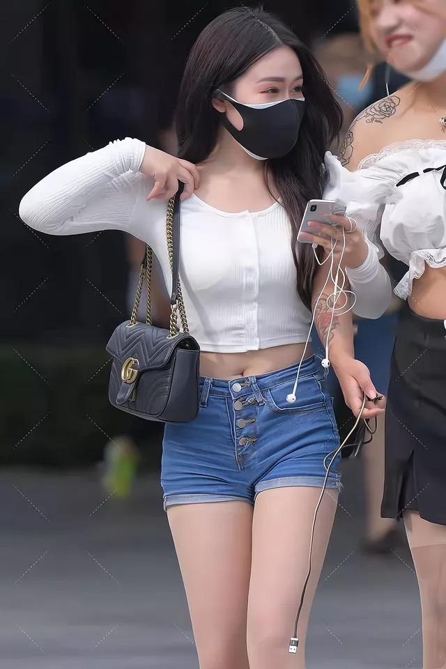 时髦 白色针织衫搭配蓝色牛仔短裤,不仅时髦有型,还显得十分清新自然