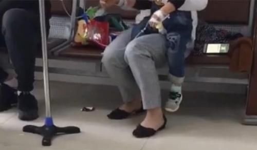 疼痛|儿子发高烧要挂水,宝爸急忙赶往医院,看到宝妈的手后忍不住泪目