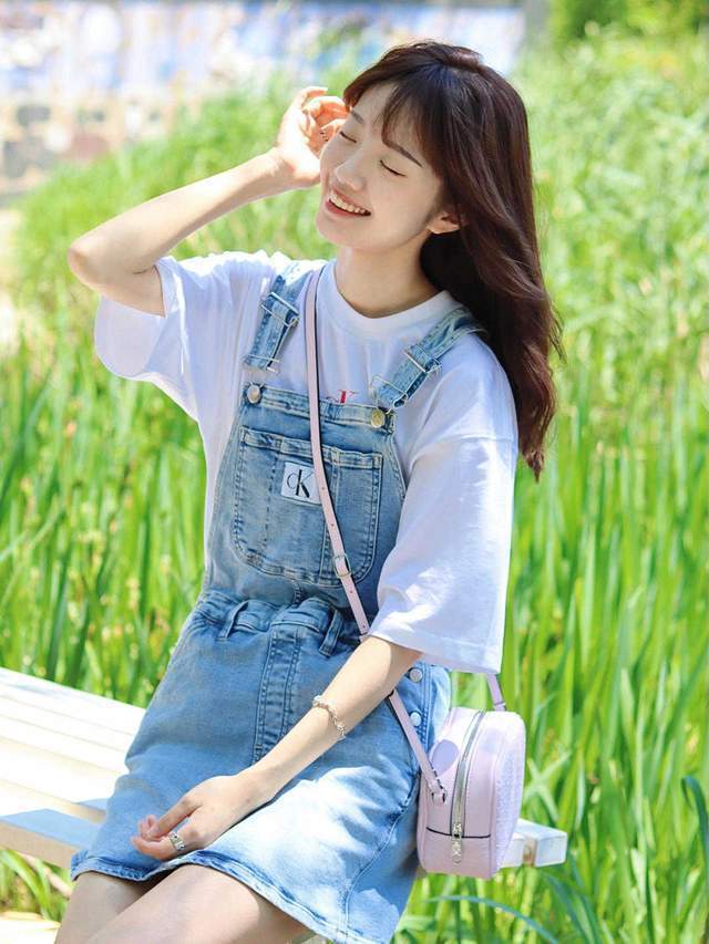背带裙|牛仔背带裙小个子穿起来超时髦了!内搭白色短袖T恤,好看又减龄