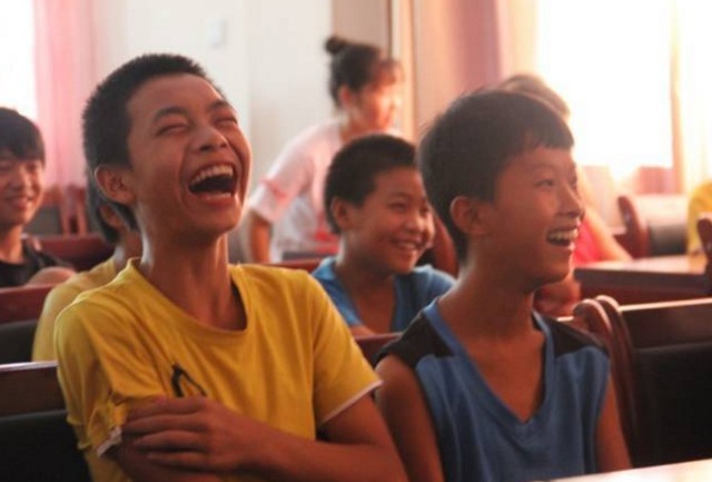 取名|“毒”姓爸爸给娃取名,现在老师不敢叫,让同学见笑:倒着念试试