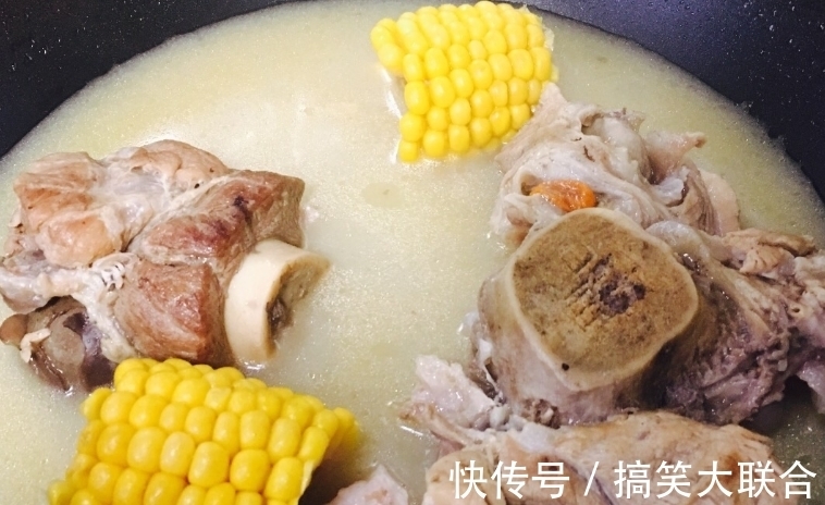 窍门|炖猪骨汤，牢记“2不放2窍门”，出锅时骨汤又鲜香又浓白，没腥味