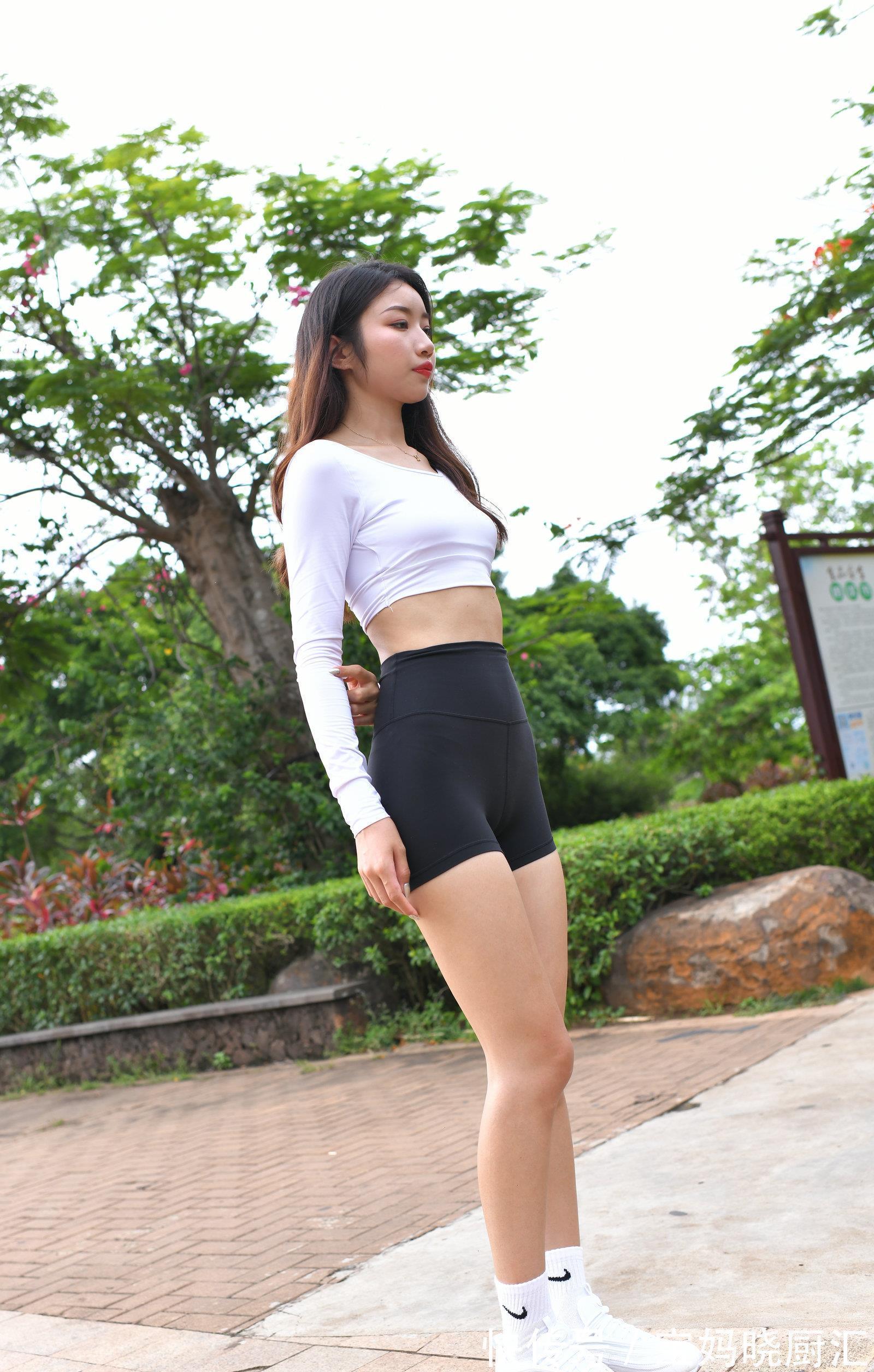 蓝色|清凉的蓝色吊带裙,款式简约,穿着简单又大方显气质