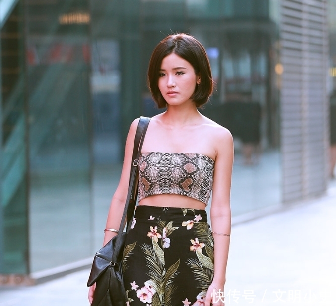 女性|时尚的紧身打底裤小姐姐,秀出魅力动人,显出女性的成熟气息