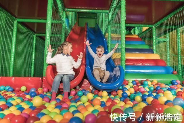 危险|玩蹦床的孩子突然哭喊着脚好痛细数儿童游乐场里隐藏的那些危险