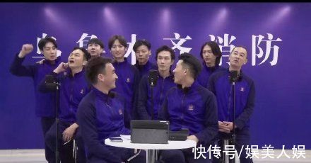 哥哥們消防直播唱紅歌，張智霖唱的聲情并茂，陳小春跟不上節奏