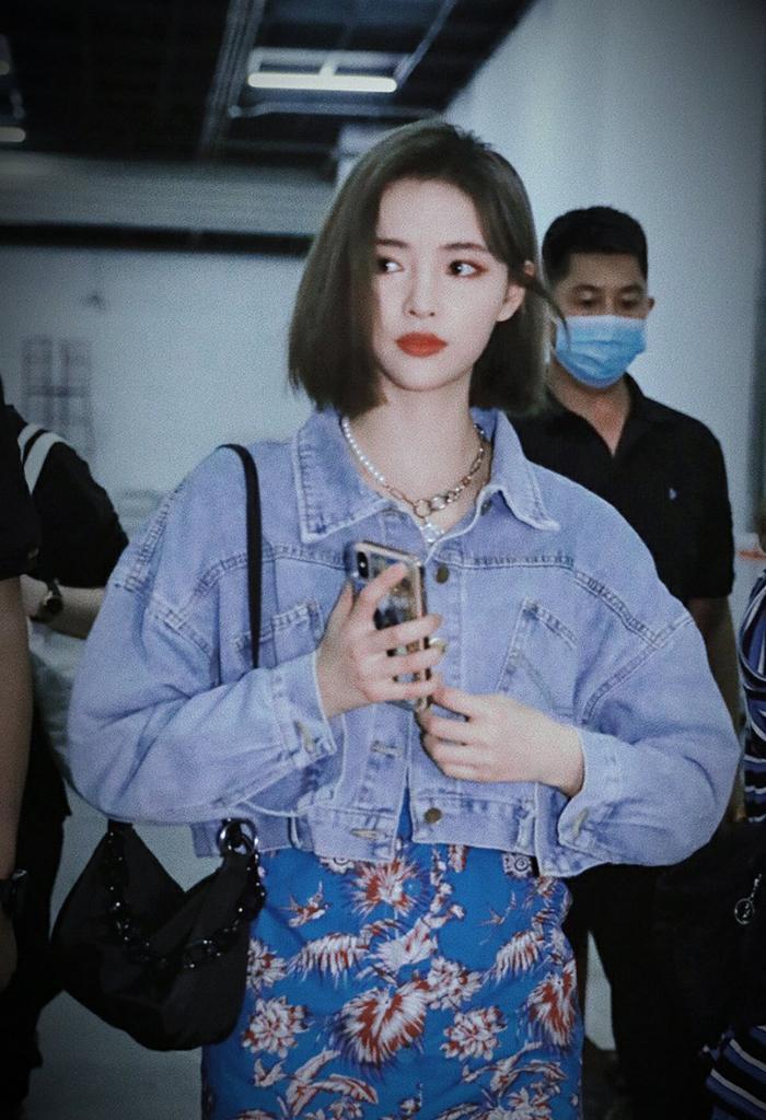 早秋火了一种穿法,叫“牛仔外套+连衣裙”,照着穿时髦又显瘦