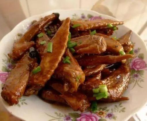 美食精选:吉祥如意卷,红烧翅尖,蒜台回锅肉,青椒肉丝的做法